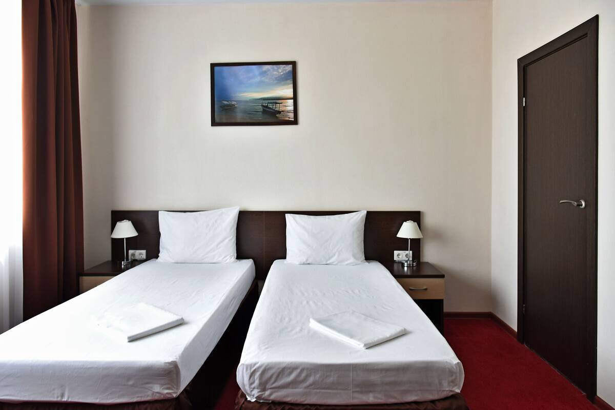 Minibar, cortines opaques i planxa i posts de planxar