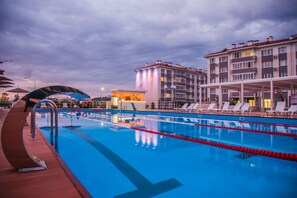 Outdoor pool - Barkhatnye Sezony Semeiny Kvartal (Sirius)