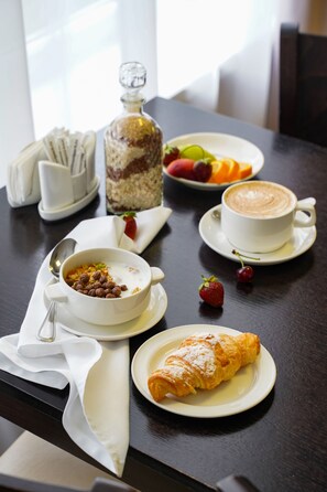 Petit déjeuner buffet (600 RUB par personne)