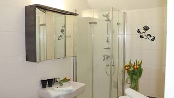 Haartrockner, Handtücher, Seife, Shampoo