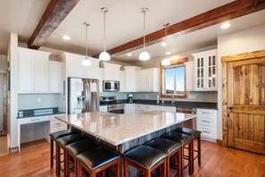 冰箱、微波炉、烤箱、炉灶