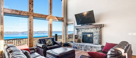 Een televisie, een open haard, een dvd-speler en tafelvoetbal