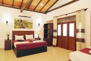 Premium bedding, down duvets, pillow-top beds, in-room safe - Illamperuma Villa Holiday Home (Weligama)