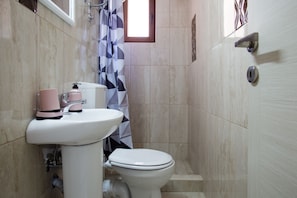 Dusj, hårføner, håndklær og sjampo