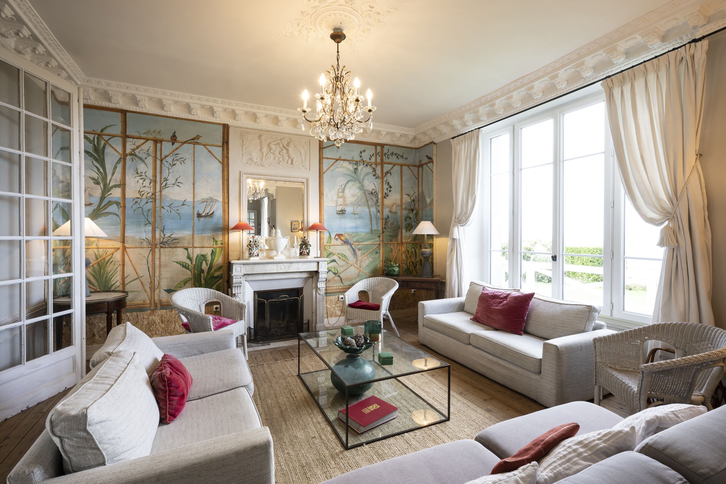 Grand salon pouvant accueillir 16 personnes (assises)