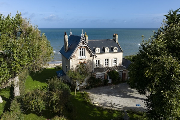 Vue aérienne de la villa coté jardin