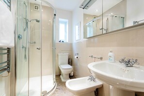 Badewanne, Haartrockner, Handtücher