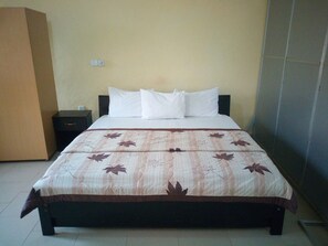 Premium bedding, desk, free WiFi