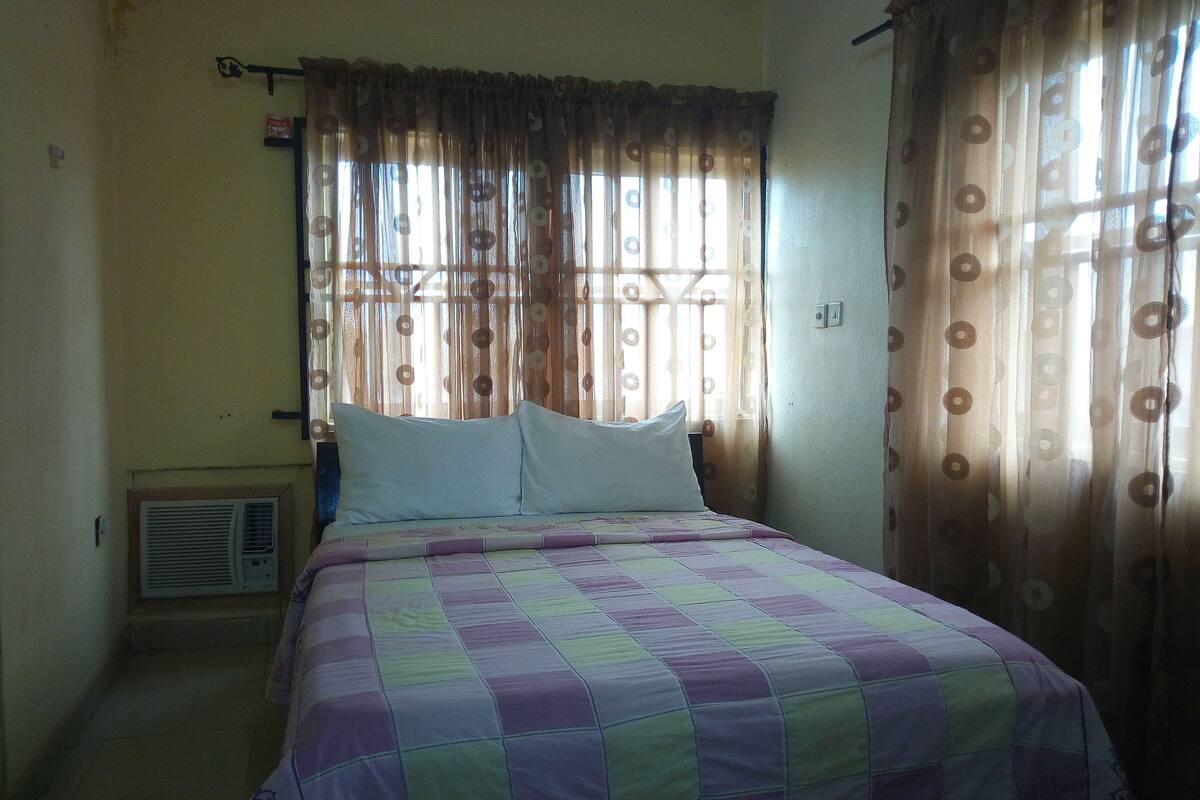 Premium bedding, desk, free WiFi