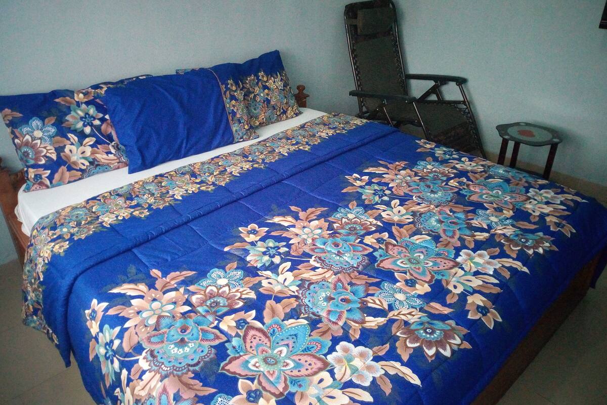 Premium bedding, desk, free WiFi