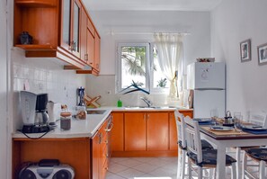 Frigorifero, forno, piano cottura, macchina per tè/caffè