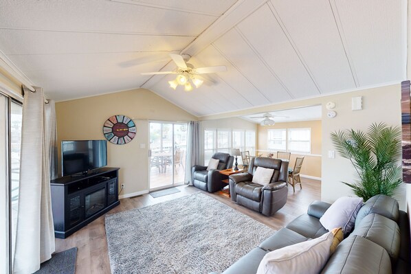 TV, table tennis - Waterfront Park Model Home w/ boat slip & shared pools, hot tub,tennis, gym (Port Isabel)