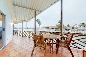 Outdoor dining - Waterfront Park Model Home w/ boat slip & shared pools, hot tub,tennis, gym (Port Isabel)