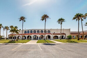 Exterior - Waterfront Park Model Home w/ boat slip & shared pools, hot tub,tennis, gym (Port Isabel)