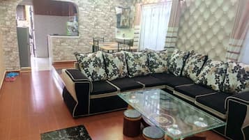 Apartamento, 3 quartos, para não fumantes | Área de estar | TV LCD 42 polegadas com canais a cabo, TV