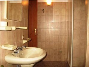 Badewanne, Haartrockner, Handtücher