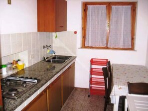 Kühlschrank, Mikrowelle, Herdplatte, Wasserkocher mit Kaffee-/Teezubehör