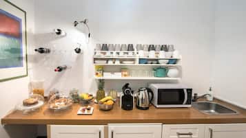 Großer Kühlschrank, Mikrowelle, Wasserkocher mit Kaffee-/Teezubehör