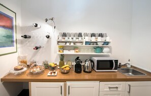 Full-sized fridge, microwave, coffee/tea maker, cookware/dishes/utensils - The Andy House B&B (Naples)