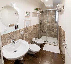 Dusche, kostenlose Toilettenartikel, Haartrockner, Bidet