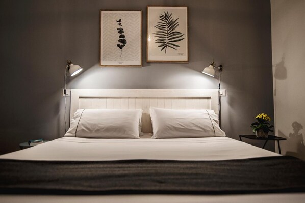 Individually decorated, individually furnished, desk, blackout curtains - The Andy House B&B (Naples)