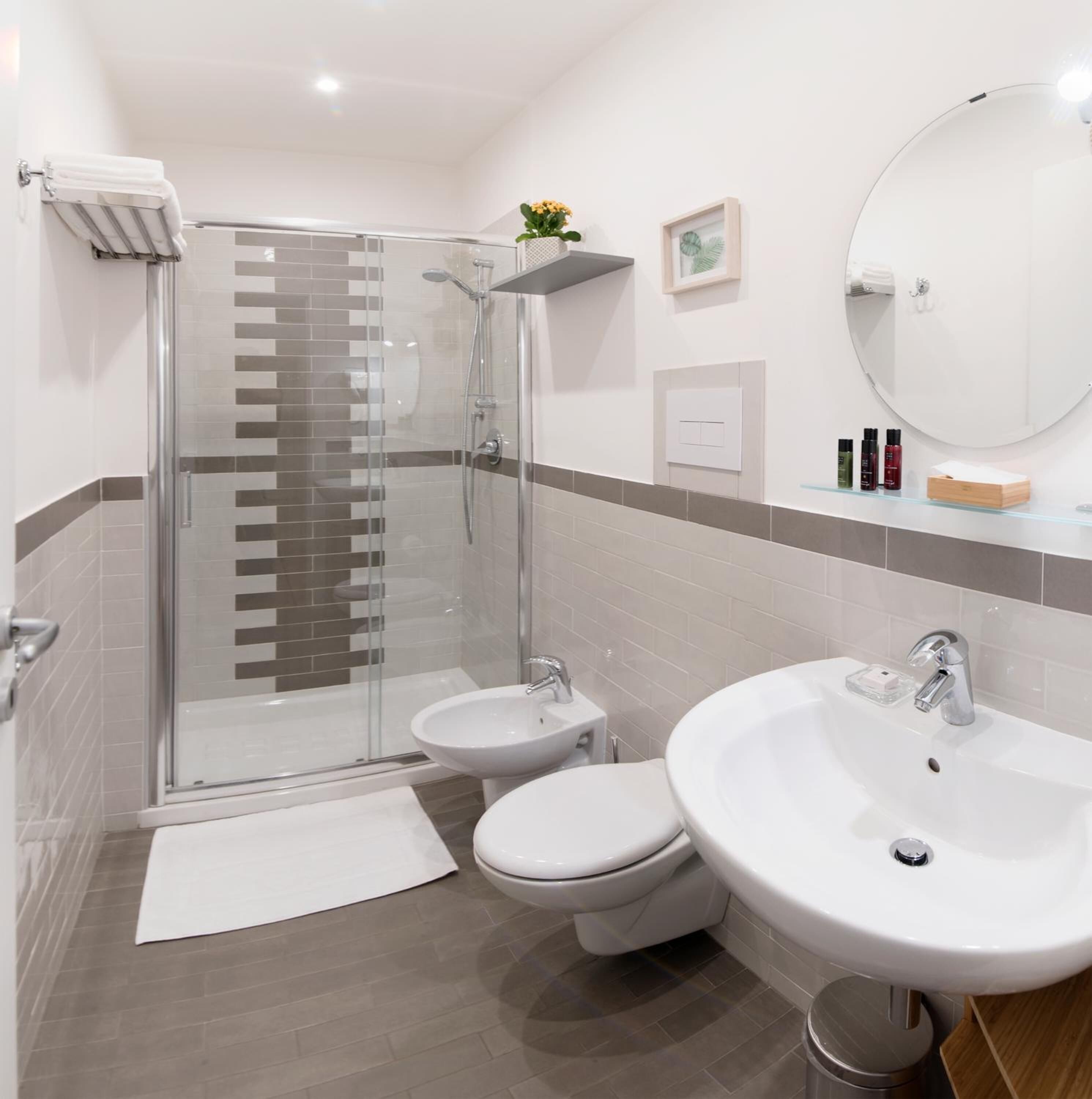 ฝักบัว, ของใช้ในห้องน้ำฟรี, ไดร์เป่าผม, โถสุขภัณฑ์แบบบิเดท์