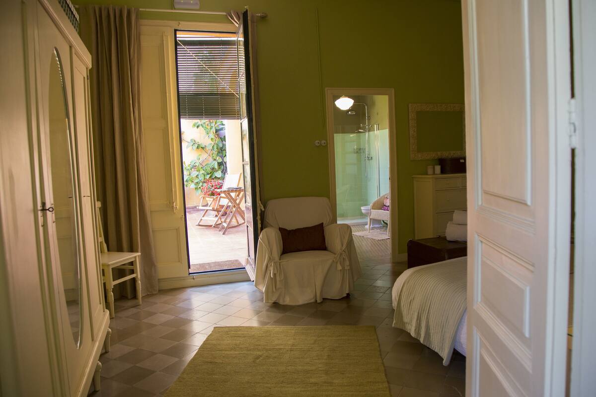 Habitación doble, 1 cama Queen size, Terraza, vista al jardín | Decoración personalizada y muebles diferentes