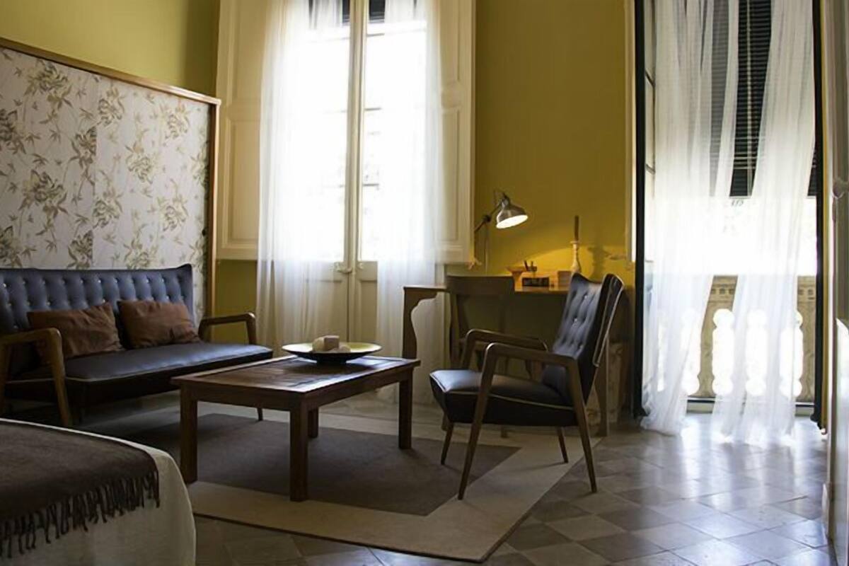 Habitación doble, 1 cama matrimonial | Decoración personalizada y muebles diferentes