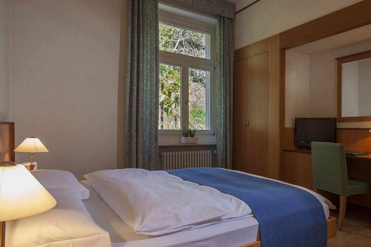 Premium bedding, minibar, desk, free WiFi