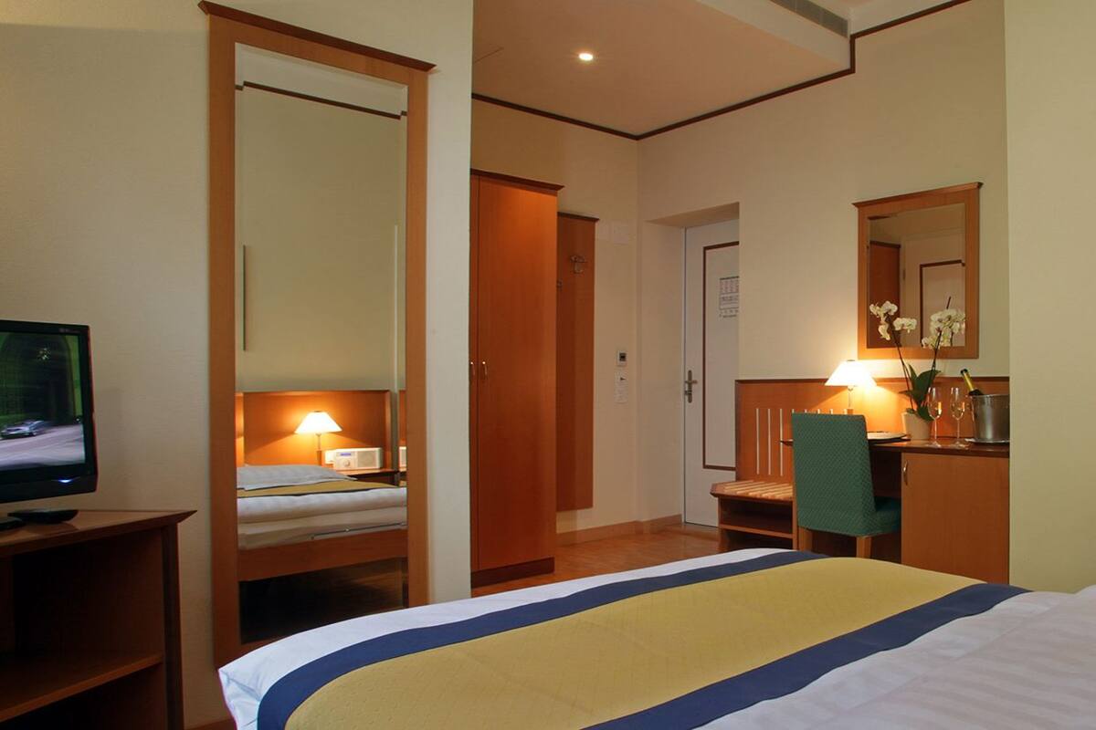Premium bedding, minibar, desk, free WiFi
