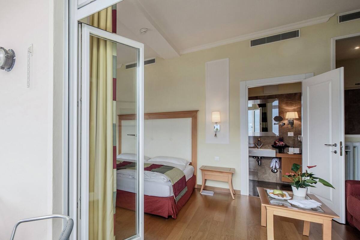 Premium bedding, minibar, desk, free WiFi