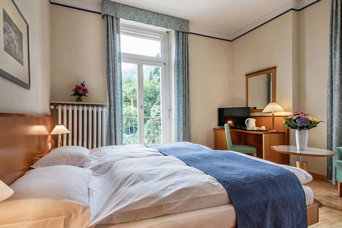 Premium bedding, minibar, desk, free WiFi