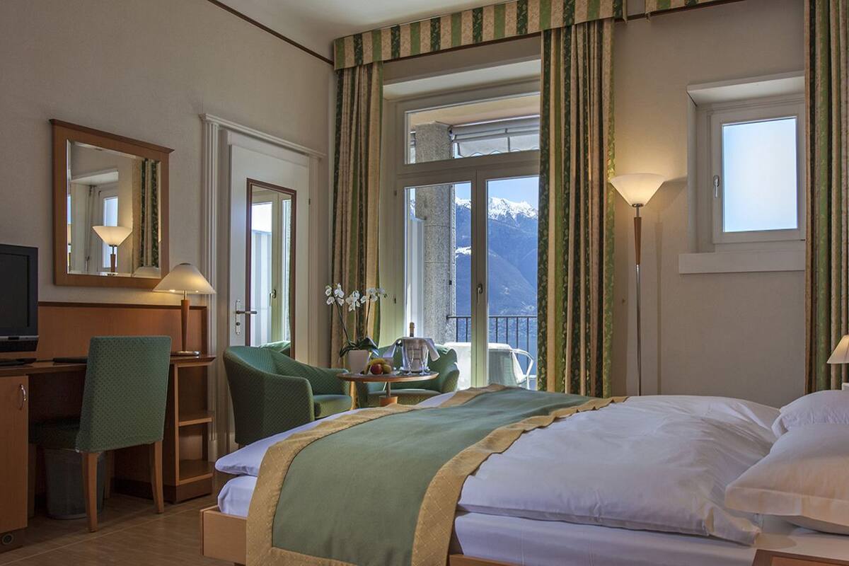 Premium bedding, minibar, desk, free WiFi