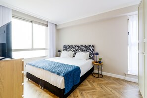 ملاءات من القطن المصري وأغطية فراش متميزة وخزنة داخل الغرفة ومكتب