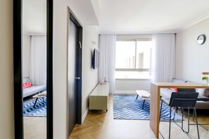 アパートメント 1 ベッドルーム シービュー | リビング エリア | 44 インチの薄型テレビ (ケーブル放送視聴可)、液晶テレビ