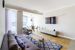 Appartement, 2 slaapkamers, uitzicht op zee | Woonruimte | Een 44-inch flatscreentelevisie met kabelzenders en een lcd-televisie