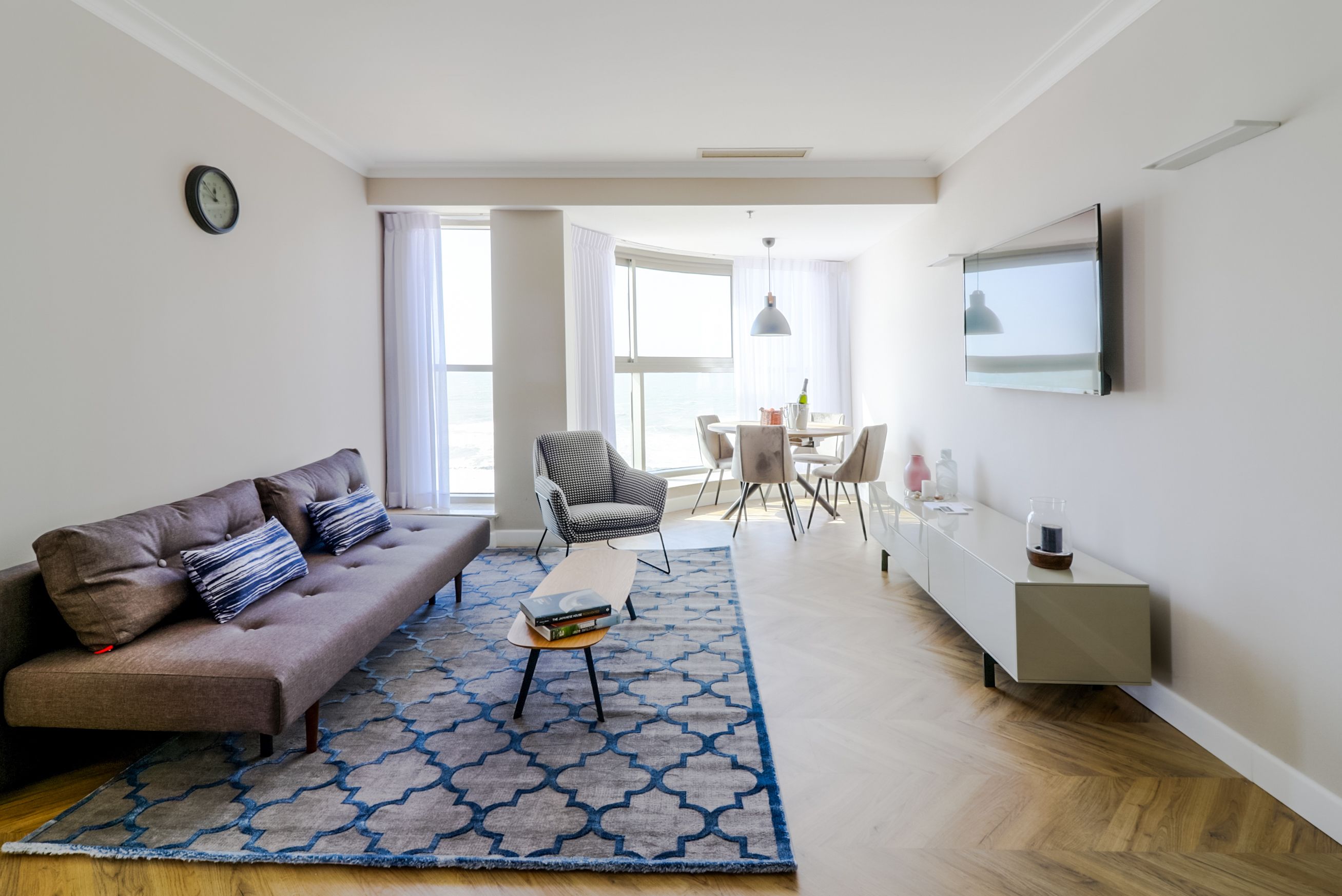 Apartamento, 2 quartos, vista para o mar | Área de estar | TV de tela plana 44 polegadas com canais a cabo, TV LCD