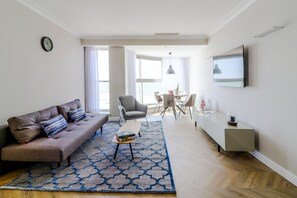 アパートメント 2 ベッドルーム シービュー | リビング エリア | 44 インチの薄型テレビ (ケーブル放送視聴可)、液晶テレビ