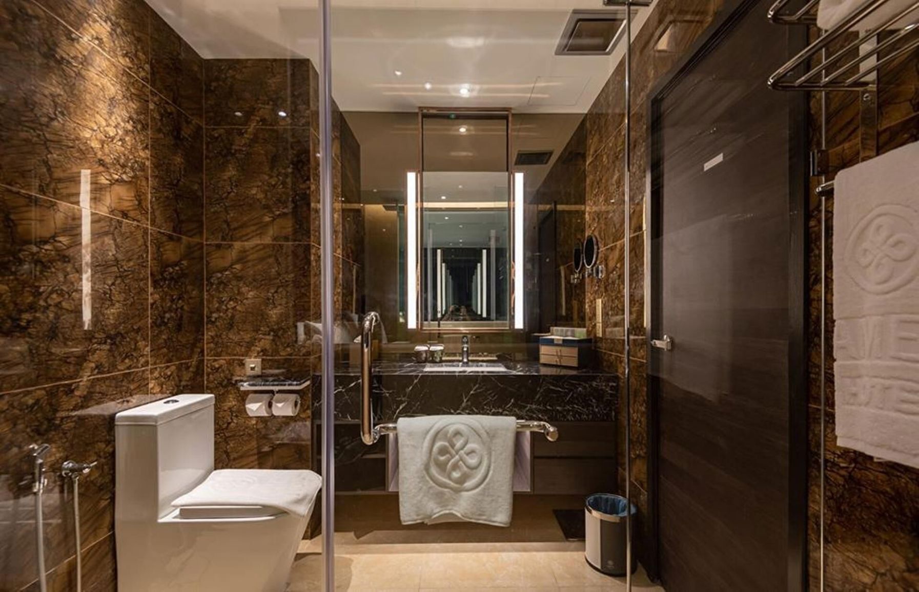 Salle de bain | Douche, douche à « effet pluie », articles de toilette gratuits