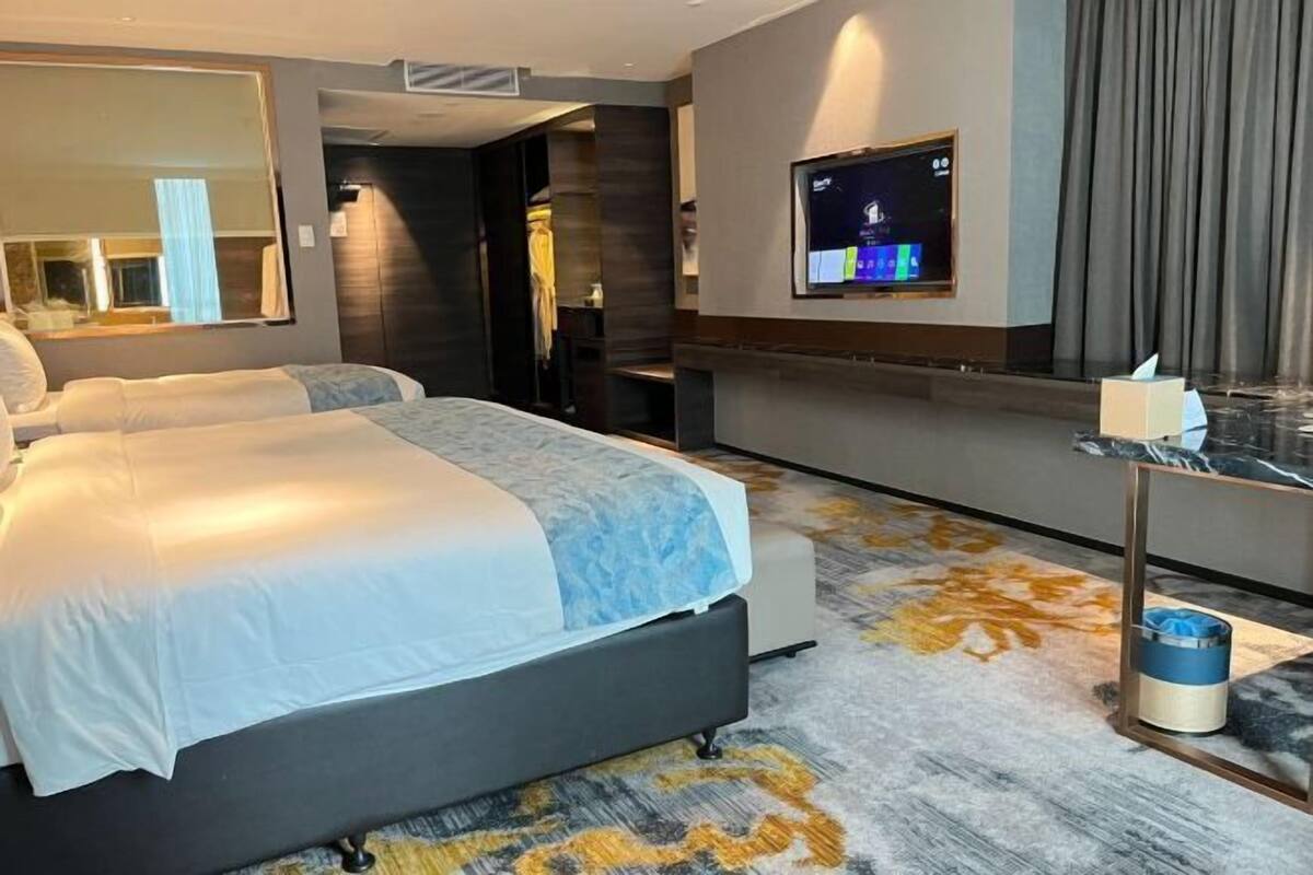 1 camera, minibar, una cassaforte in camera, una scrivania