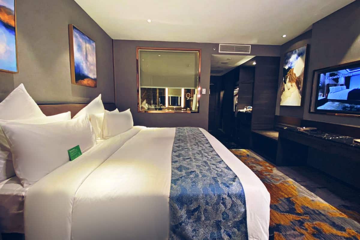 deluxe double room, 1 king bed | minibar, in-room safe, desk, laptop workspace