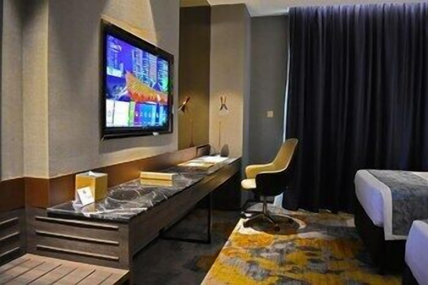 Minibar, coffres-forts dans les chambres, bureau