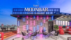 El bar restaurante Moonbar con asientos al aire libre y vistas a la ciudad.