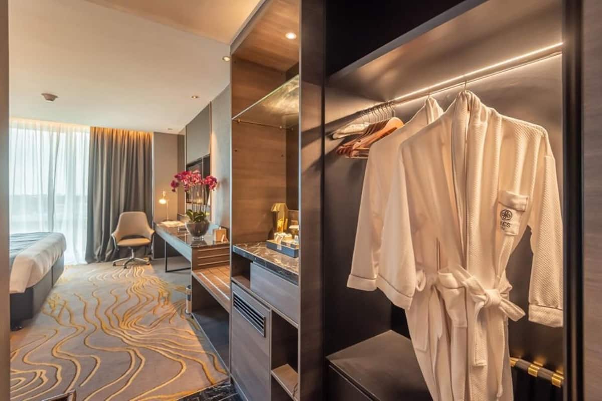 deluxe garden king | minibar, in-room safe, desk, laptop workspace