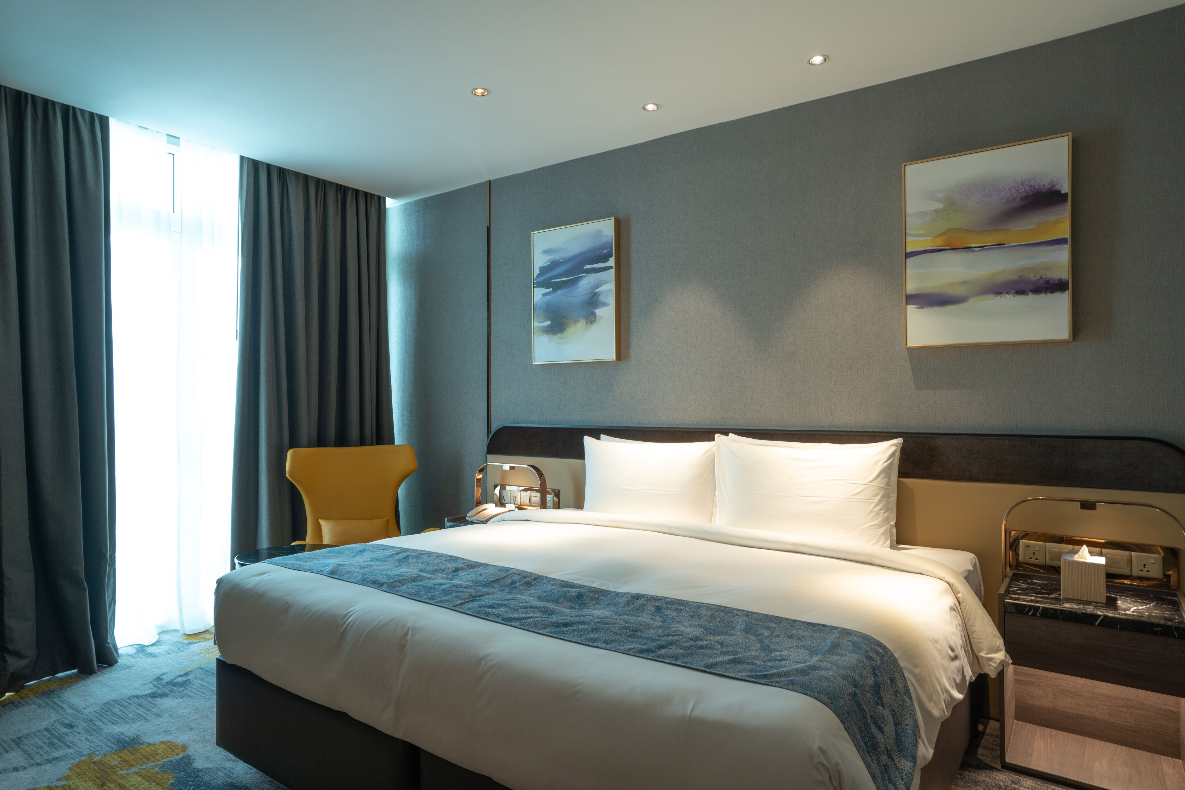 deluxe garden king | minibar, in-room safe, desk, laptop workspace