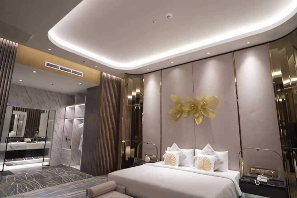 Minibar, caja de seguridad en la habitación y escritorio