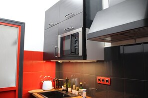 Een koelkast, een microgolfoven, een oven, een kookplaat