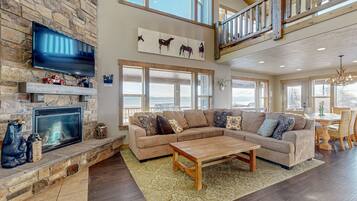 Tv, eldstad, dvd-spelare och bordsfotboll