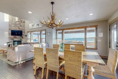 Spacious Bear Lake home w/ access to a shared pool, hot tub, gym & pirate ship?