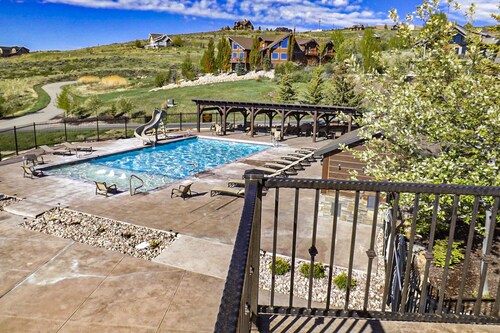 Tilava Bear Lake -koti, jossa pääsy uima-altaalle, poreallas, urheilukentät, kuntosali